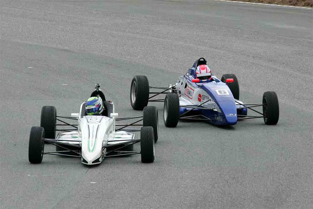 Michael Markussen (8) og Morten Dons (6) er to af de tre kandidater til mesterskabet i Formel Ford
(Foto: Henning Smed / <A HREF=http://www.danskerbiler.dk/danskerchassiser/index.php TARGET=blank >DanskerBiler.dk</A>)
